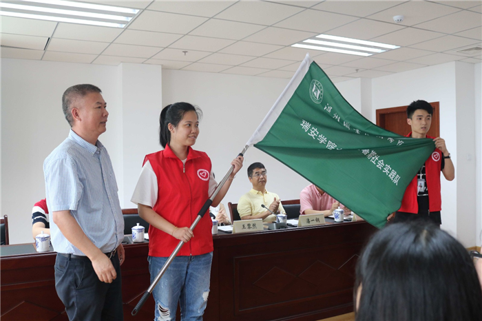 党总支书记陈明仁授旗.jpg 党总支书记陈明仁授旗.jpg