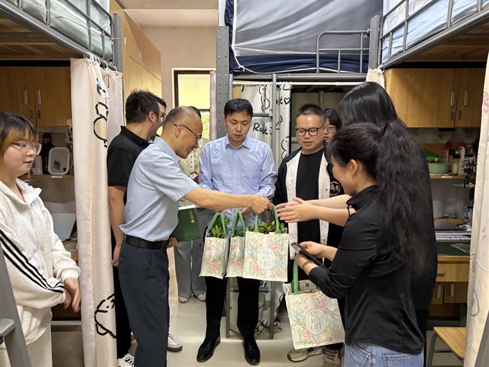 温情午餐话成长 亲切走访送关怀——瑞安学院开展“同学日”思政主题活动